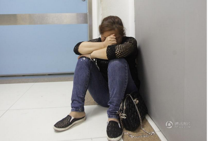 　　“奶奶，我走不了路了。”听到孙女的话，奶奶愈发内疚和难过，静阳的妈妈更是整日以泪洗面。对一家人来说，最近几天，每天中最期待的时间就是下午3点，因为只有这个时候才被允许见上孩子一面。