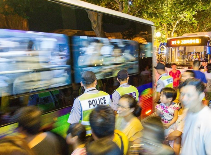 　　由于人流量巨大，警察在现场维持秩序，以防发生意外事故。
