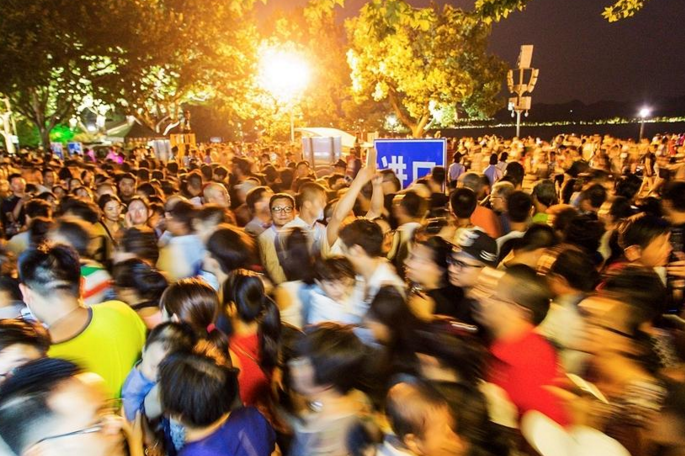 　　杭州西湖音乐喷泉现场人头攒动。
