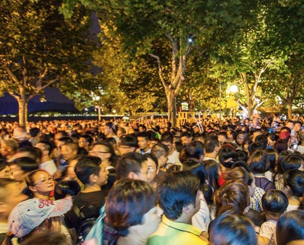　　杭州西湖音乐喷泉现场人头攒动。