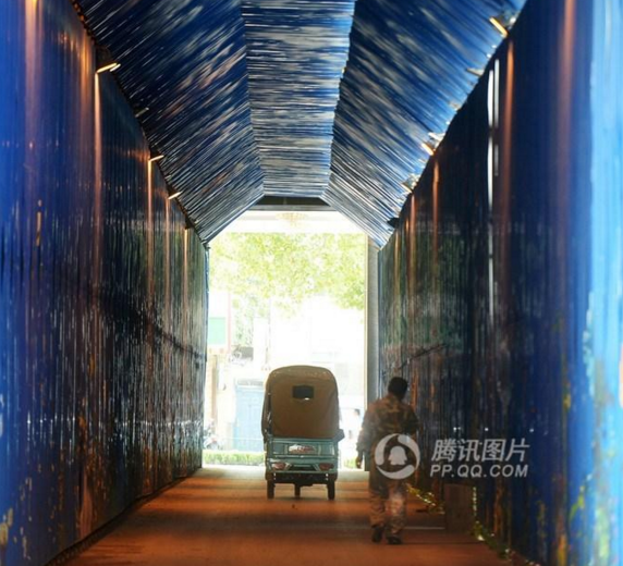 　　小区业主刘先生表示，“虽然只是一条临时通道，但是画上画就不一样了，很有创意！每天从这里进进出出，还真是不一样的感觉。”
