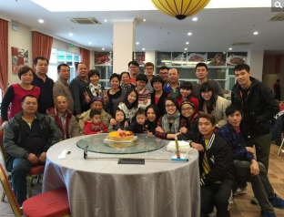 一大家庭四世同堂27口人 32年来从未分家