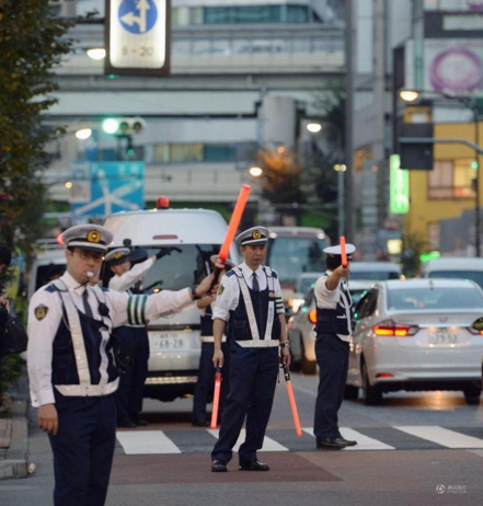 　　10月12日，东京池袋地区，街道上的交通信号灯失效，交警人工指挥交通。