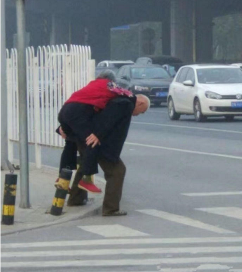 　　图为老爷爷和老奶奶。