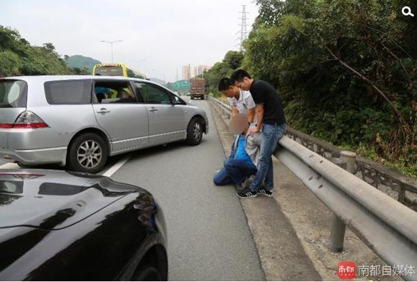 　　为了不让贩毒嫌疑人“堂哥”逃脱法律制裁，办案民警随机应变，当即在龙岗高速出口设伏。10月11日早上8时许，一辆可疑车辆出现在民警视线中。果然是嫌疑人到达了设伏地点。见时机成熟，伏击民警立即上前亮名警察身份，把嫌疑人抓获，并缴获疑似毒品冰毒约2000克。