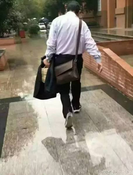 “雨中脱衣遮学生作业本”教授：成为网红很意外