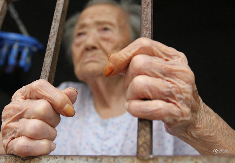 　　【97岁老人被儿子“监禁”】有的儿女虽未真正遗弃父母，但不孝行为与遗弃无异。2012年，深圳97岁老人蔡雪英先是被儿子薛某龙遗弃在一个小区内，事情见报后，薛某龙向警方认错，并答应一定照顾好母亲。一周过去，记者回访后发现，每天薛某龙上班后，就把母亲反锁在屋里，老人吃饭也吃不饱，想出去晒晒太阳都不可能。老人称，她儿子经常诅咒她死也要死在这里。