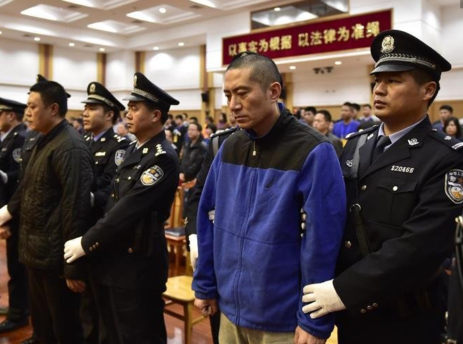 　　记者从天津市高级人民法院了解到，11月7日至9日，天津港“8·12”特大火灾爆炸事故所涉27件刑事案件一审分别由天津市第二中级人民法院和9家基层法院公开开庭进行了审理，并于9日对上述案件涉及的被告单位及24名直接责任人员和25名相关职务犯罪被告人进行了公开宣判。图为11月9日，瑞海公司董事长于学伟（右二）等直接责任人员在法庭受审。