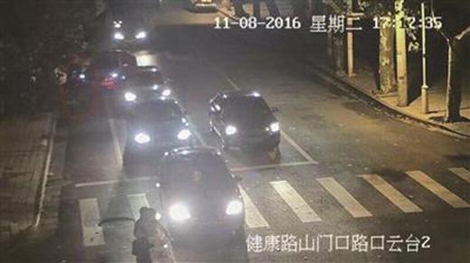男子变道撞伤6岁男童逃离 落网后称以为是碰瓷的