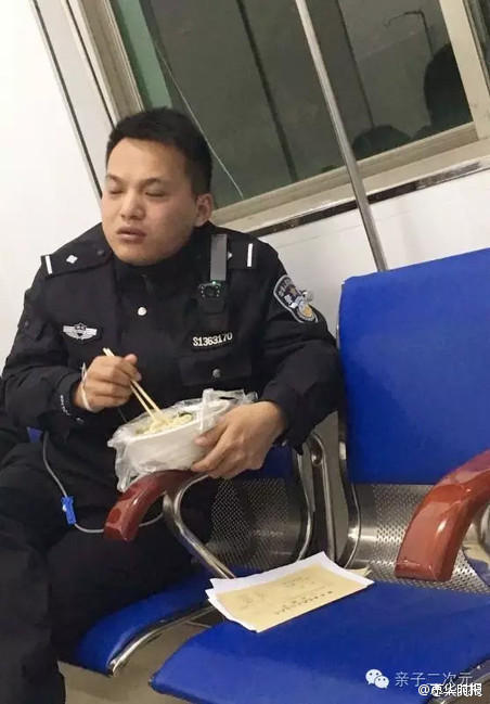 同事得知，送了碗面过来。他边输液边吃面，吃着吃着就睡着了。