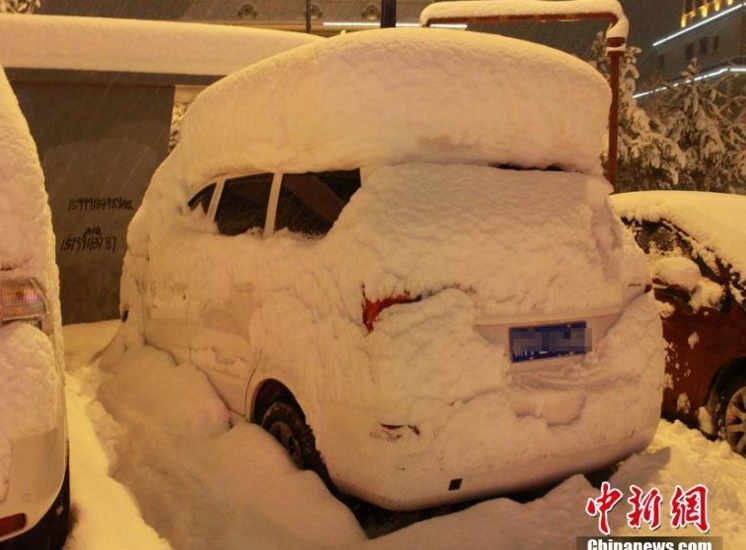 　　11月9日至15日，新疆阿勒泰地区持续暴雪，阿勒泰市、布尔津、青河、富蕴等县市积雪深度均在25厘米至34厘米之间，山区更是达到了50厘米至110厘米，积雪深度均破11月份历史最大极值。图为2016年11月15日夜，新疆阿勒泰迎大雪天气。