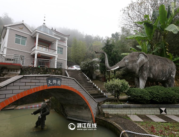 　　水牛、大象、牧童、长桥……建德市寿昌镇周村村民敖树林是位泥工，从小喜爱绘画，颇具艺术天赋，他花了近10年时间，将门前的一片小菜园和屋后一处无人问津的古井打造成一座令人赞叹的乐园，成为小村庄的奇迹。