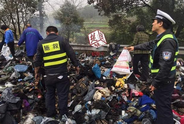 　　省高警咸宁大队的民警接到火灾报警迅速赶到现场后，发现大火已将车厢烧得面目全非，无法辨认具体货物。经过高警交警和消防官兵的共同努力，明火终于被扑灭，所幸火灾未造成人员伤亡。