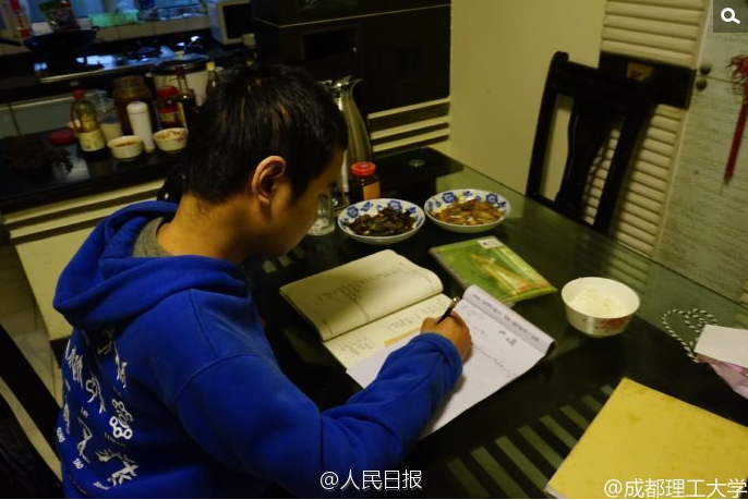 　　当他圆梦大学时，就“带着”爷爷与父亲一起到了成都理工大学上大学。