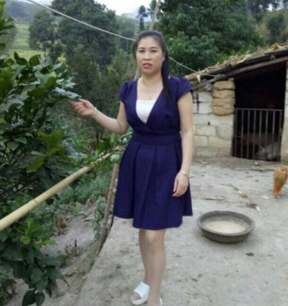 　　而在一个月前的10月23日，小芹的妈妈杨孝敏，跟着一位在微信群里唱山歌认识的男子一道，从贵阳出发前往“福建打工”，但是两周以后家人就再也联系不上了她，她可能没有去福建，是离家出走或者被人骗走。家里人希望杨孝敏看到信息后，希望她能赶紧回家，到殡仪馆见女儿最后一面。