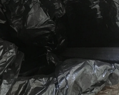 　　小芹从网上买来的木炭，还有部分留在自己的屋子里。11月28日上午11点左右，小芹还没有起床，王佳福去敲门，门内没有任何回应，等了好久以后，他觉得不对劲，于是去找来了备用钥匙，花了不少功夫才打开女儿的房门。“门被她反锁了，门背后的缝隙被她用纸张和胶布密封起来，屋子角落还有一个烧炭的小铁盆。”王佳福说，他立即去查看女儿的状况，发现孩子身上早已经冰凉。随后警方接警赶到现场，法医确认小芹早已离世多时。