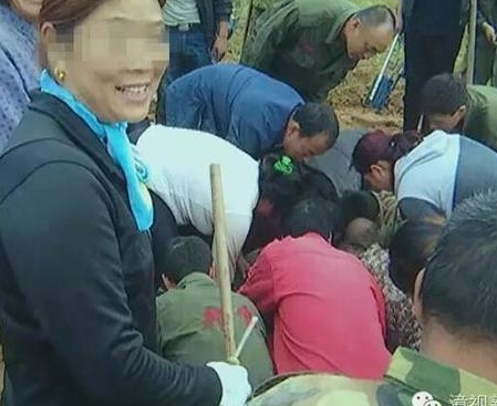 　　到达现场后发现许多市民也收到风，正在那“掘地三尺”找“银子”。看到记者到来才赶忙离开。问：此地真的有古钱币吗?答：真!的!有!热心市民杨先生告诉我们，昨天下午就发现了这些古物，是工地挖掘机司机发现的!消息一传出，引起一阵疯抢!市民拍下的疯抢画面，初步估计有一百多个古钱币，目前所剩无几。直到今天早上，还有人闻讯赶来在此碰运气挖古币!杨先生用手机拍摄到了几张大家挖到的古钱币照片，可以看出主要是一些民国时期和清朝时期的钱币。这些钱币可以占为私有吗?答案当然是不能!