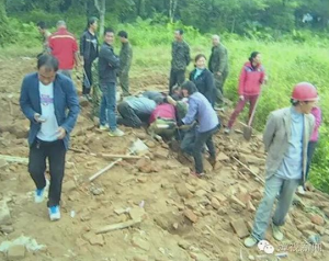 漳州一工地挖出大量古钱币 市民赶到现场疯抢
