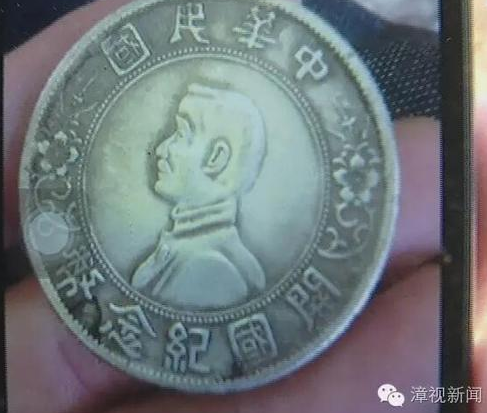 　　随后记者立即报警，漳州110、西桥派出所等十多位民警很快赶到现场处置。