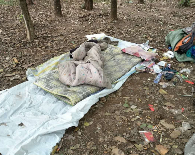 　　志愿者说：“其中一个叫鲍三木老的兄弟是云南佤族的，他提供的信息。我们在昨天的时候联系他的家人，他的家人说他有十几年没有回家，家人也一直在找他。而且他也说了一个很重要的信息，说他是大学生，上学的时候从学校出来就和家人失去了联系。”