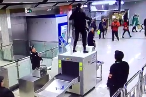 　　46岁女子大闹武汉地铁安检站被拘留，跳上安检机抡起摄像头乱砸。