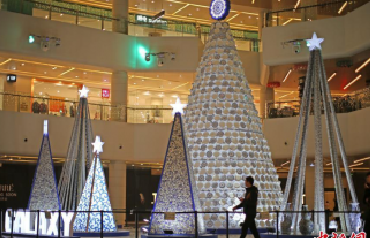 3000余个青花瓷器制作圣诞树