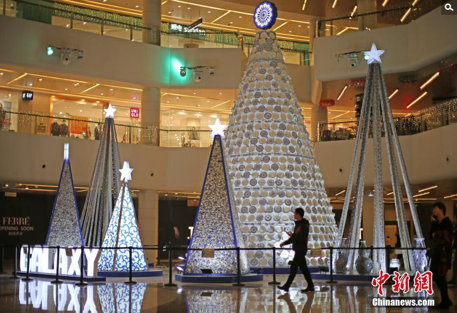 12月2日，天津，一家购物中心内矗立着一个10米高的青花瓷圣诞树。