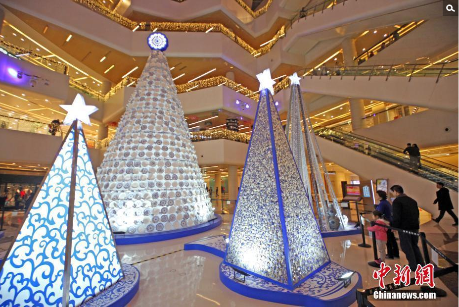 这个圣诞树用了3000余个来自中国“瓷都”景德镇定制的青花瓷盘及青花瓷杯手工制作而成。