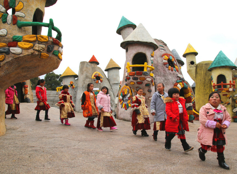 　　在云南省昆明市西山区碧鸡镇的一个村庄中，居住在这里的“小矮人”像往常一样集聚到一起唱歌跳舞。