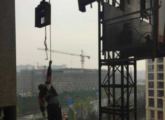 工人拆卸塔吊时失足 悬挂空中半小时