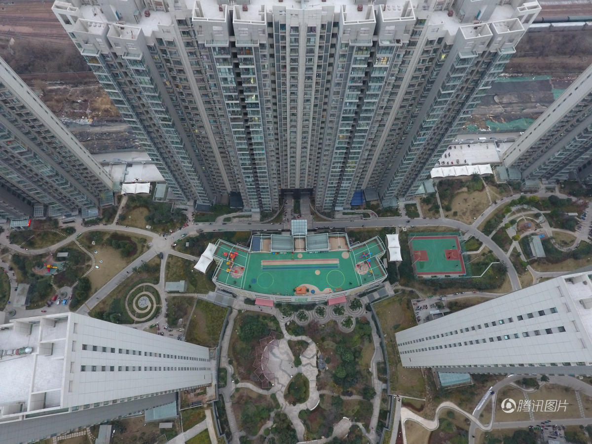 12月9日，河南郑州桐柏路一小区，高楼林立间有一所幼儿园，楼顶建有一个迷你“空中操场”。