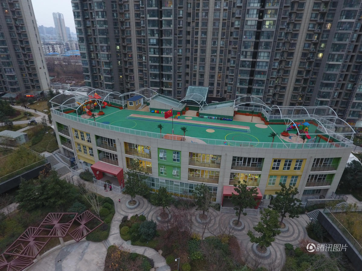 据了解，该小区均为高层建筑，每栋楼的层高约为30层。小区的土地面积有限，规划建筑属集约型，小区中部设计了下沉式中央庭院，空间利用率较高。