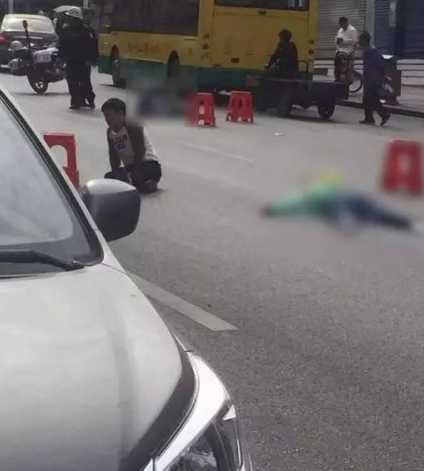 　　事发的中兴路是大岭山镇中心区的一条商业街，道路并不宽，两边店铺林立。平时路边上都停满了车。