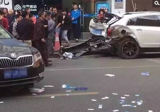 　　记者从当地交警部门核实到，事故共造成一人死亡，两人受伤。事故原因，警方还在调查当中。