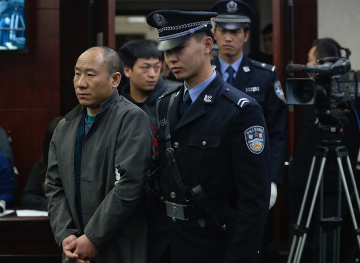 　　2016年12月12日，北京三中院开庭审理一起现实版“盲井”案，5名男子被指控在位于北京顺义的一工地上实施合谋杀人后，通过制造虚假安全生产事故，冒充被害人家属索取死亡赔偿金。媒体注意到，因案情复杂，检方曾两次退侦，三次延期审理，最终以被告人涉嫌故意杀人罪提起公诉。