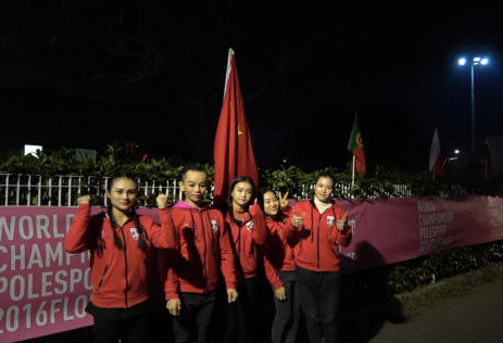 　　钢管舞队姑娘们与自带国旗合影。