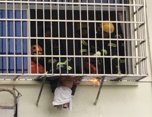 2岁女童被卡防盗网 半悬4楼空中