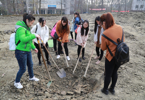 　　为了培养学生吃苦耐劳的品性，该校将农场搬到了校园里，将“种田”设置为学生们的必修课，要求学生亲自下田种地挣学分。