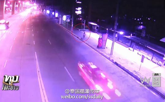 　　两名劫犯年龄分别为17岁及19岁，此前已有多起抢劫案底记录，除了飞车抢劫路人的手机钱包外，还会袭击便利店，搬运收银台。