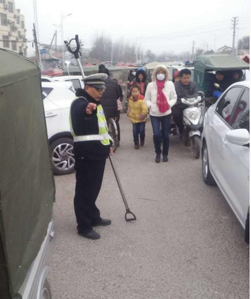 　　据了解，这个“吊瓶哥”叫蔡海飞，是东明县交警大队一名协勤。