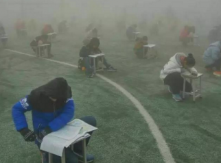 河南安阳400多名学生雾霾天在操场考试