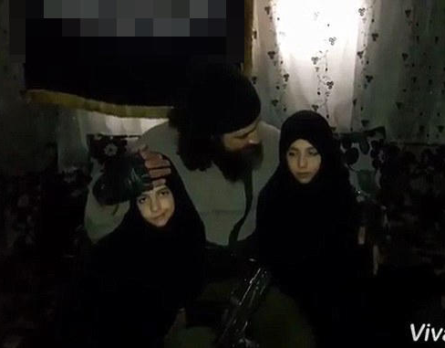 　　据《每日邮报》报道，一段被曝光的视频中，身为恐怖分子的父母正在亲吻他们的女儿。两名小女孩，一个9岁，一个只有7岁。这个亲吻意味着告别，因为随后，7岁的小女孩便被父母送进叙利亚首都大马士革，她充当“人肉炸弹”炸掉当地的一个警局。