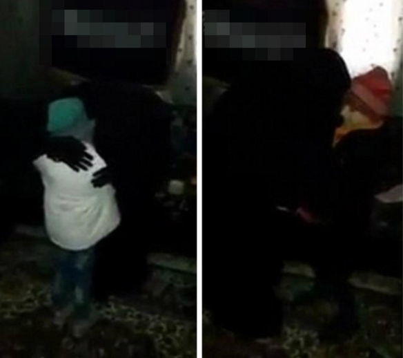 　　在两段视频中，孩子们一次穿着正常的童装、戴着帽子，一次则身穿黑袍。女孩们的妈妈也不断亲吻、拥抱她们以示告别。