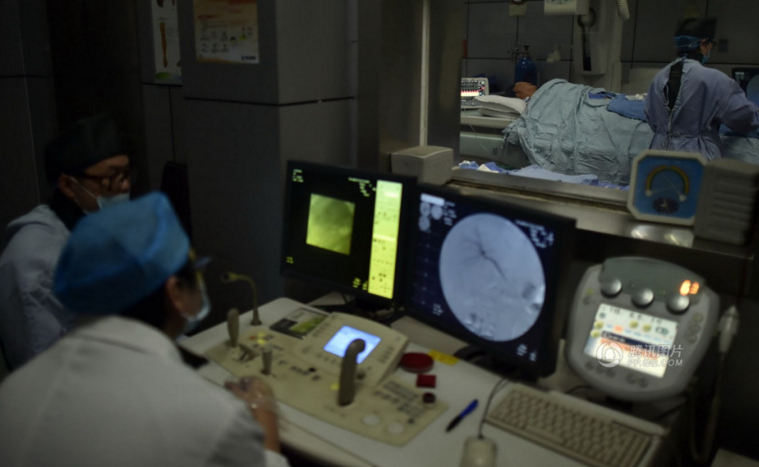 　　手术室里，穿上铅衣的刘亚在辐射中为病人进行介入手术。