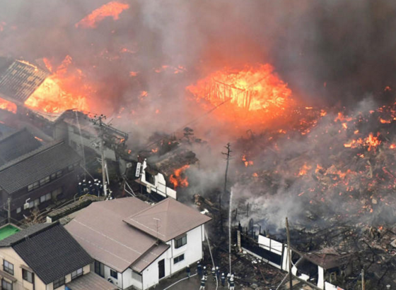 　　当地时间2016年12月22日，日本新潟县鱼川市，当地一家餐馆突然起火，结果因强风天气，火势迅速蔓延，导致约140栋房屋着火。