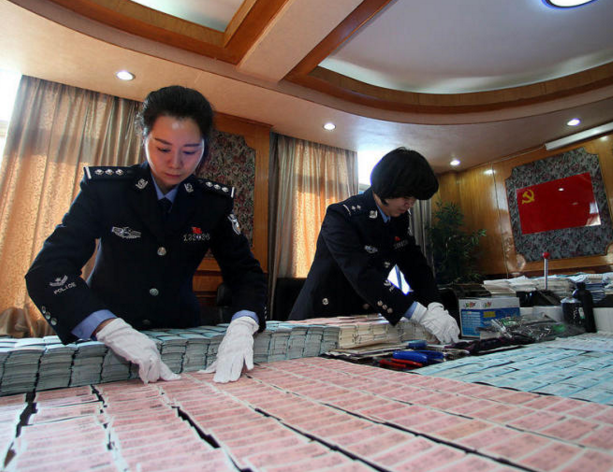 　　武汉铁路警方加大对假火车票的打击力度，并于日前捣毁一个制贩假火车票窝点，当场查获制假设备1套、空白火车票票版24000余张、快递邮寄单据10余箱等假票。