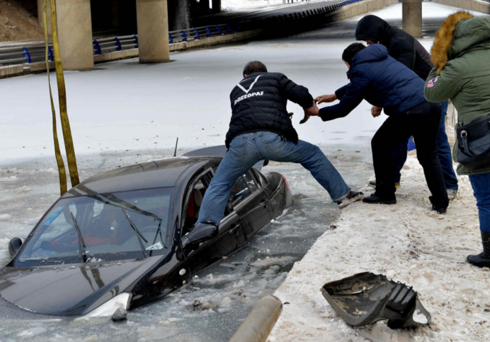 　　当日，沈阳气温零下20℃左右，记者在现场看到，轿车下半段已经被冰水牢牢困住，驾驶室内被灌满河水。