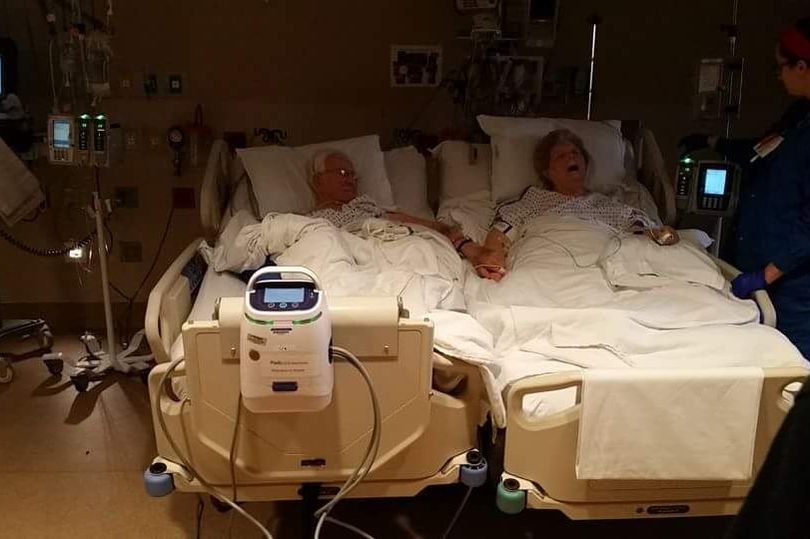 88岁的丈夫被检查出患有肾衰竭，后83岁的妻子患上了脑部动脉瘤，医院把他们安排到同一间病房接受治疗。