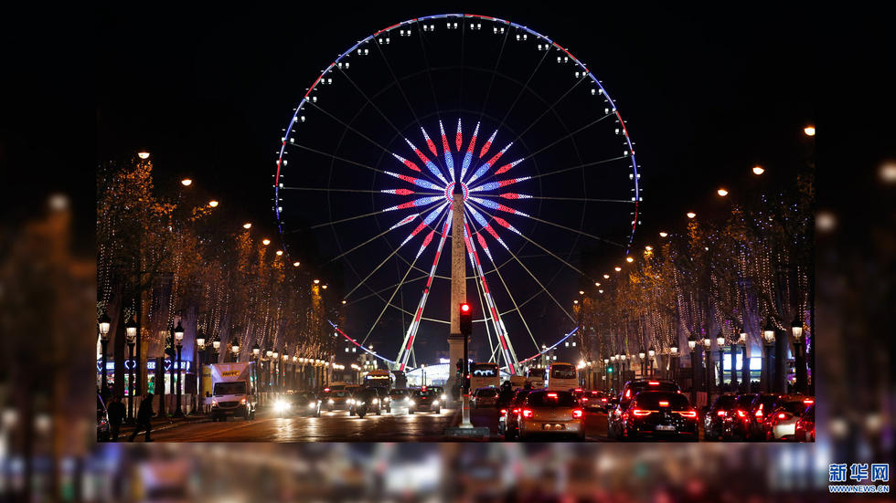 12月1日，法国巴黎的香榭丽舍大街亮起庆祝圣诞的彩灯。