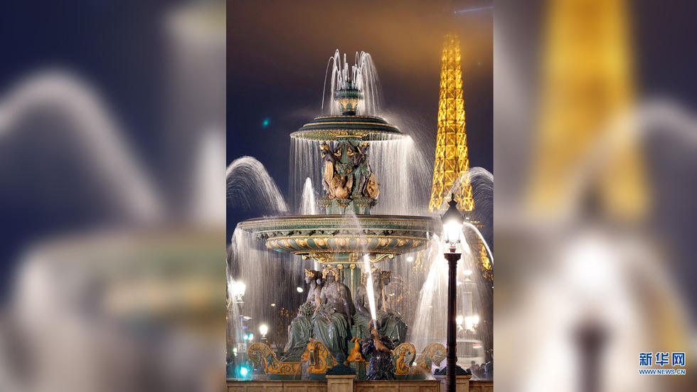 12月11日，在法国巴黎协和广场，圣诞彩灯照亮夜空。